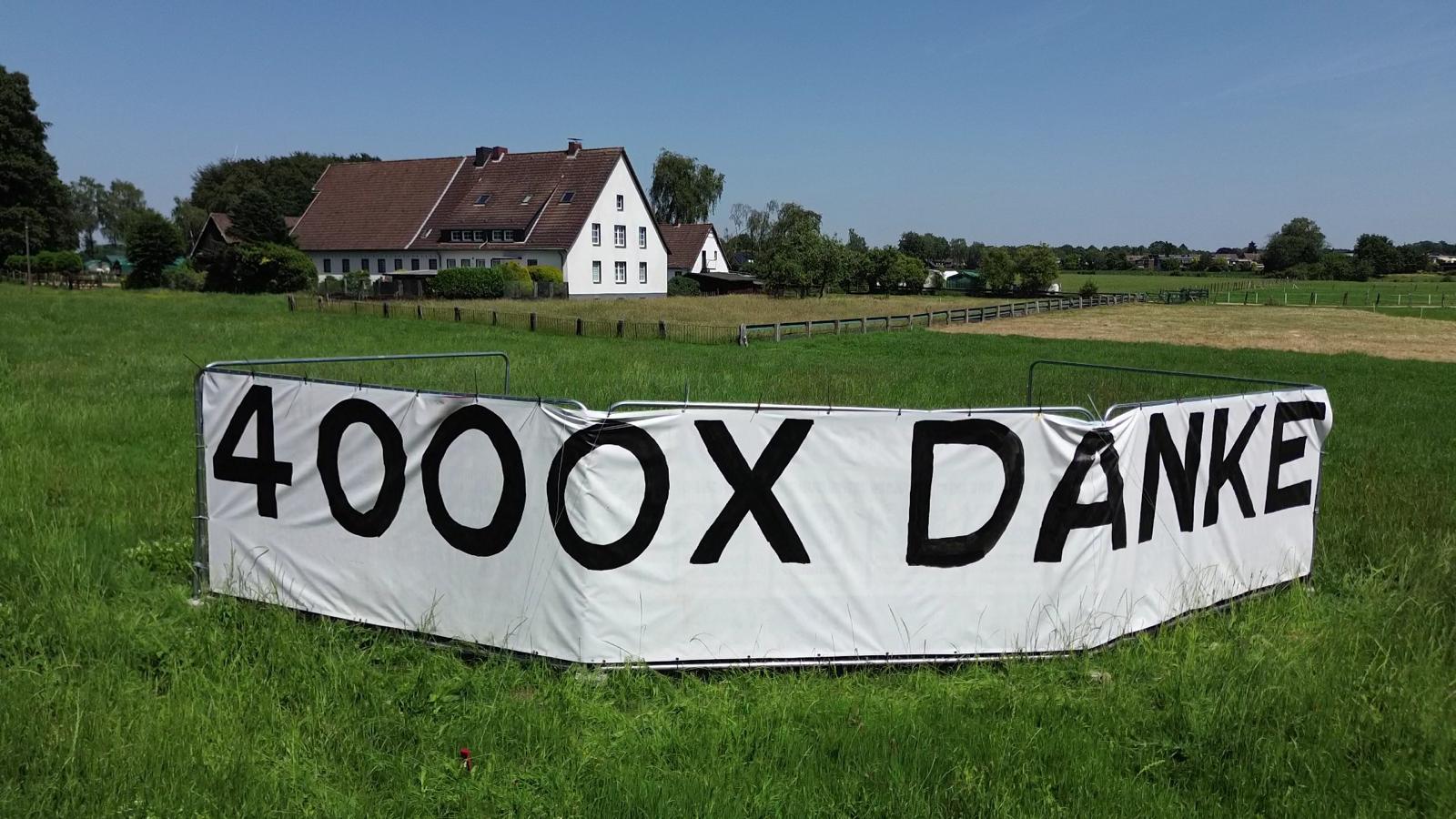 Transparent mit der Aufschrift „4000× Danke“ auf der Wiese — Bürgerinitiative Herten-Nord